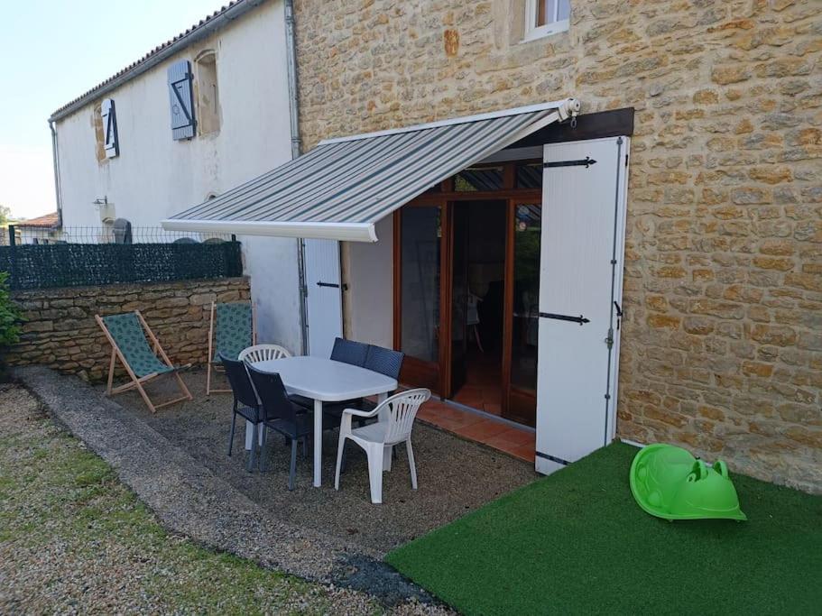 Charmante Maison En Pierres Sainte-Radégonde-des-Noyers Exteriér fotografie