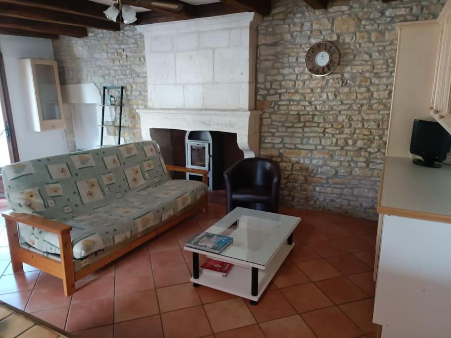 Charmante Maison En Pierres Sainte-Radégonde-des-Noyers Exteriér fotografie