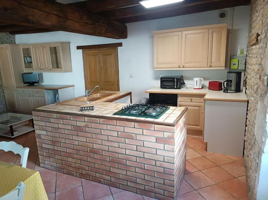 Charmante Maison En Pierres Sainte-Radégonde-des-Noyers Exteriér fotografie