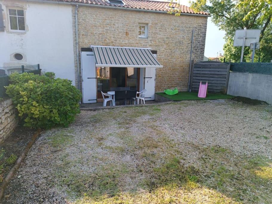 Charmante Maison En Pierres Sainte-Radégonde-des-Noyers Exteriér fotografie