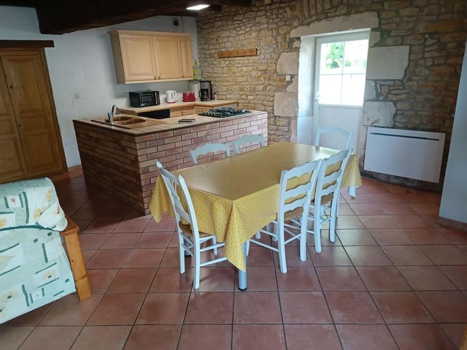 Charmante Maison En Pierres Sainte-Radégonde-des-Noyers Exteriér fotografie