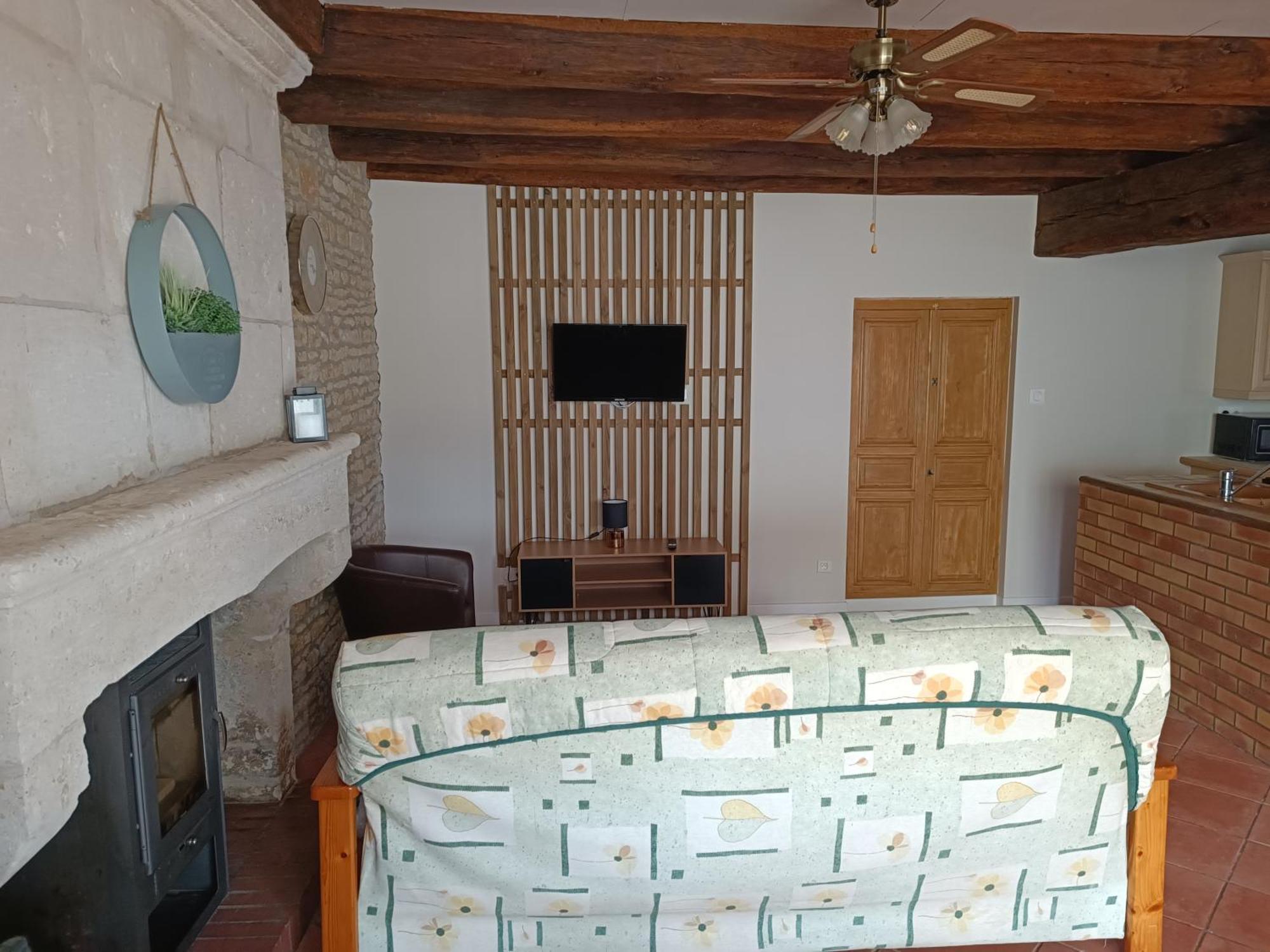 Charmante Maison En Pierres Sainte-Radégonde-des-Noyers Exteriér fotografie